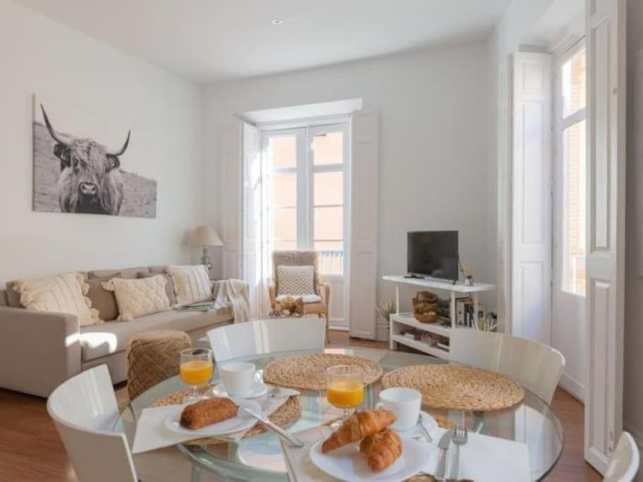 Chic Casa Cathedral At Calle Fresca 2-Bedroom Apartment In Malaga City Center Málaga Exterior foto