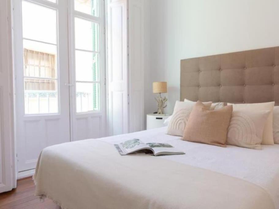 Chic Casa Cathedral At Calle Fresca 2-Bedroom Apartment In Malaga City Center Málaga Exterior foto